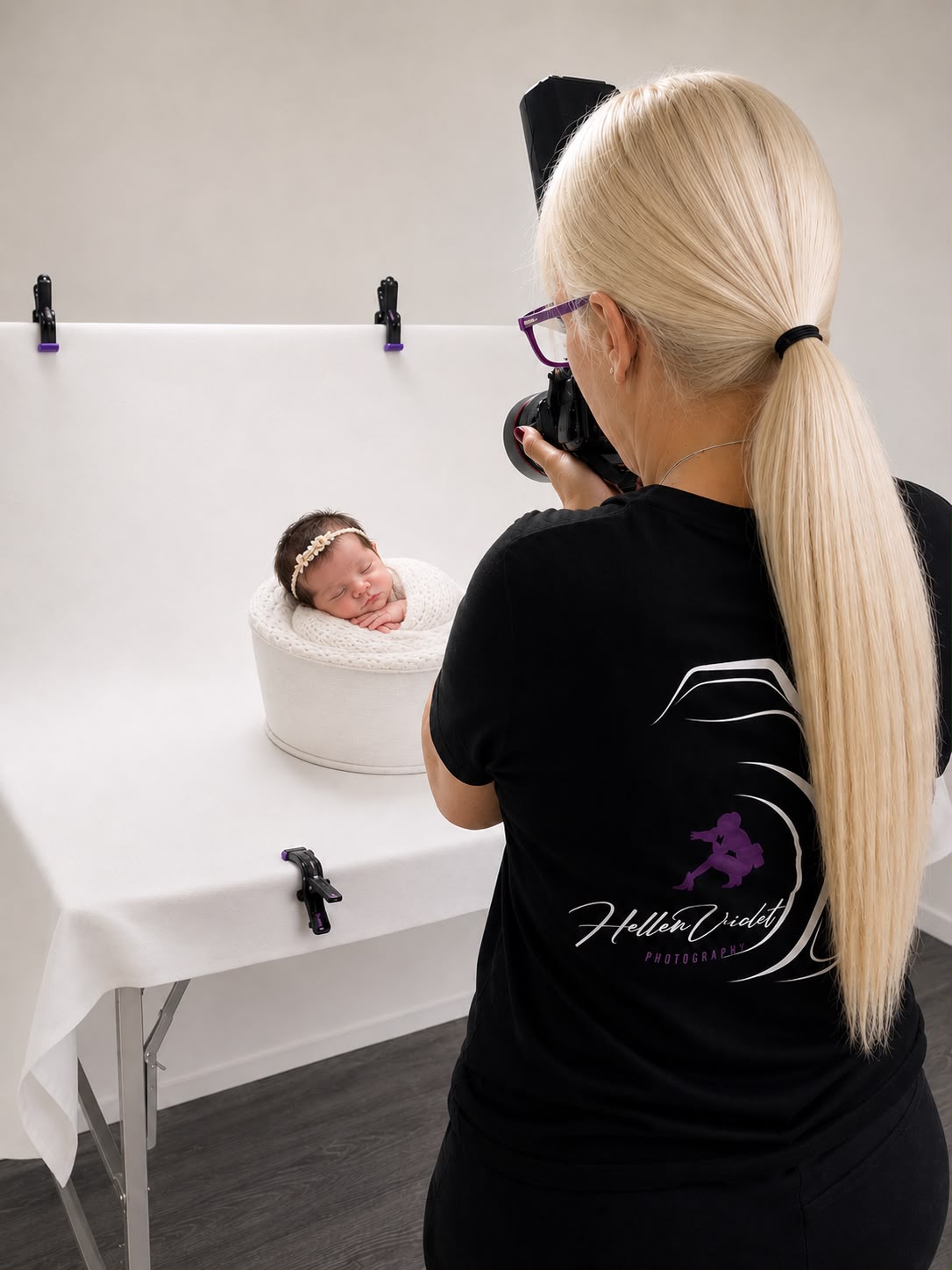 Hellen preparando una sesión de fotografía newborn en su home studio de Fuenlabrada, Madrid