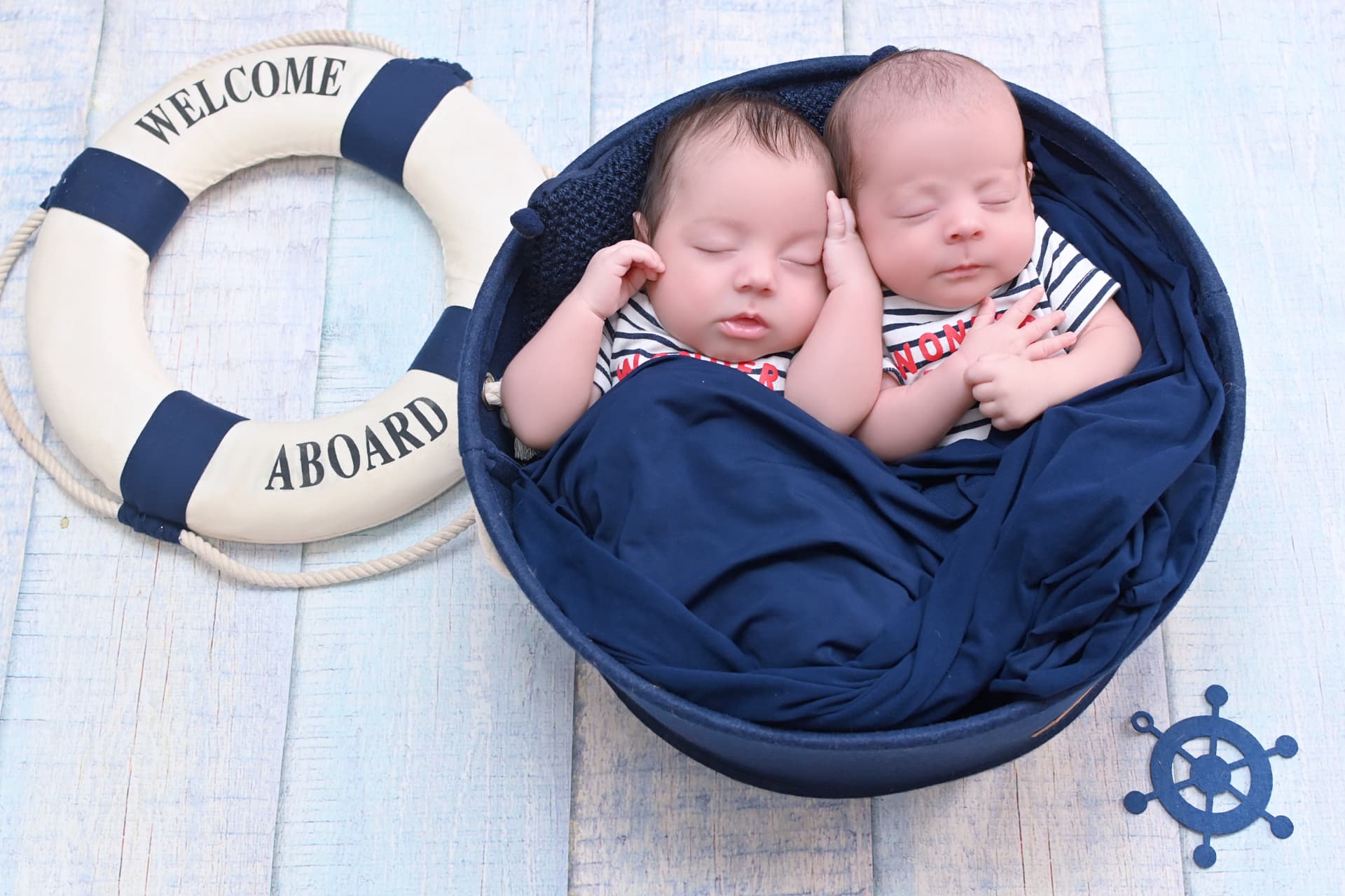 Sesión newborn de mellizos en Fuenlabrada: mellizos dormidos en una cesta marinera, fotografía de Hellen Violet