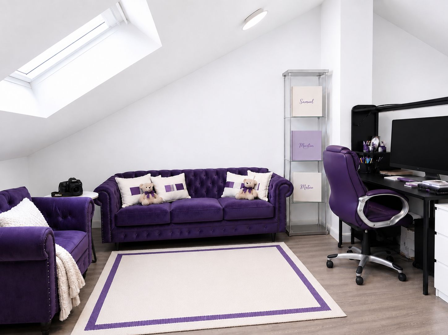 Zona de recepción del home studio con sofás de terciopelo morado y luz natural