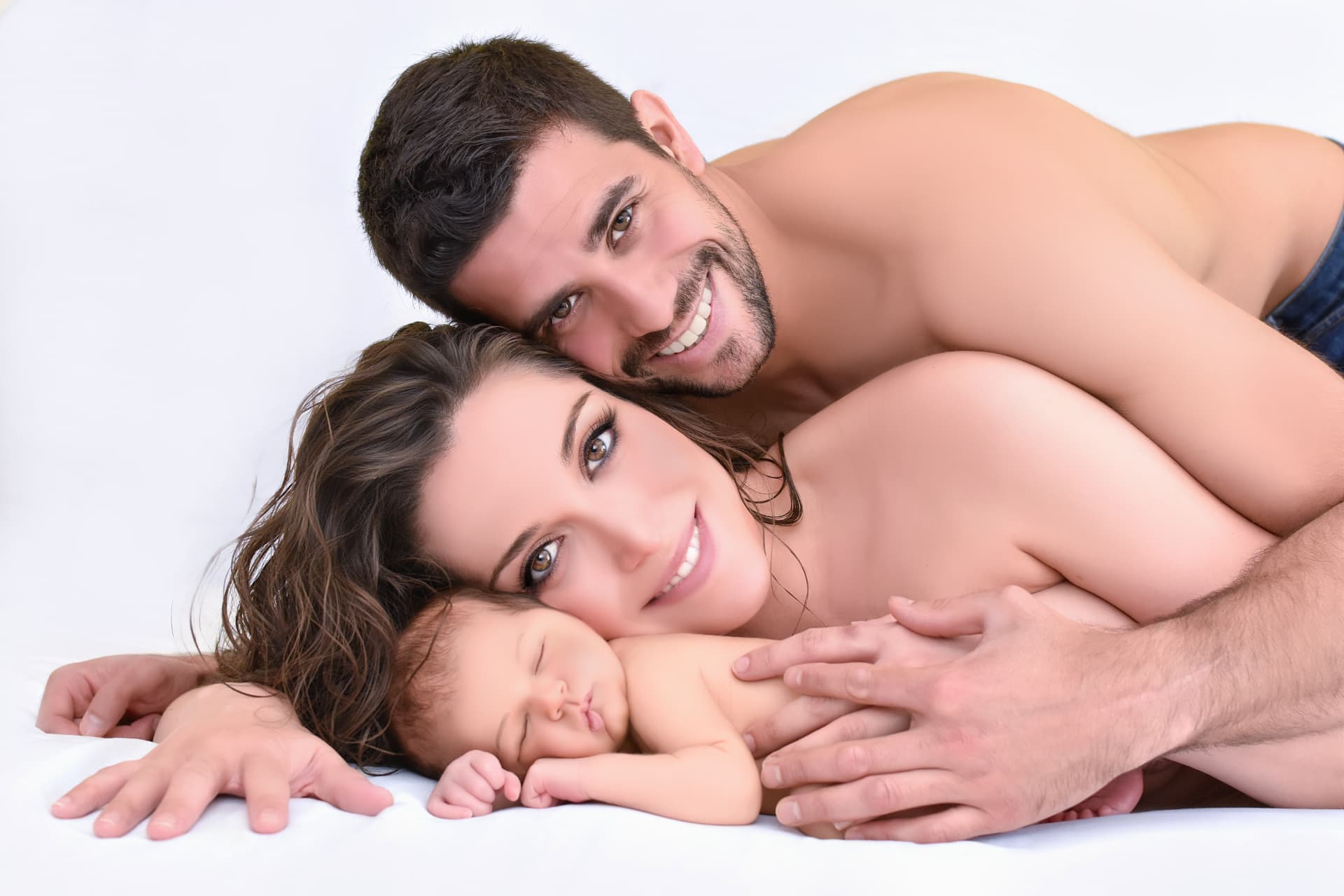 Sesión de fotografía newborn en Fuenlabrada realizada por Hellen Violet Fotografía: padre y bebé recién nacido
