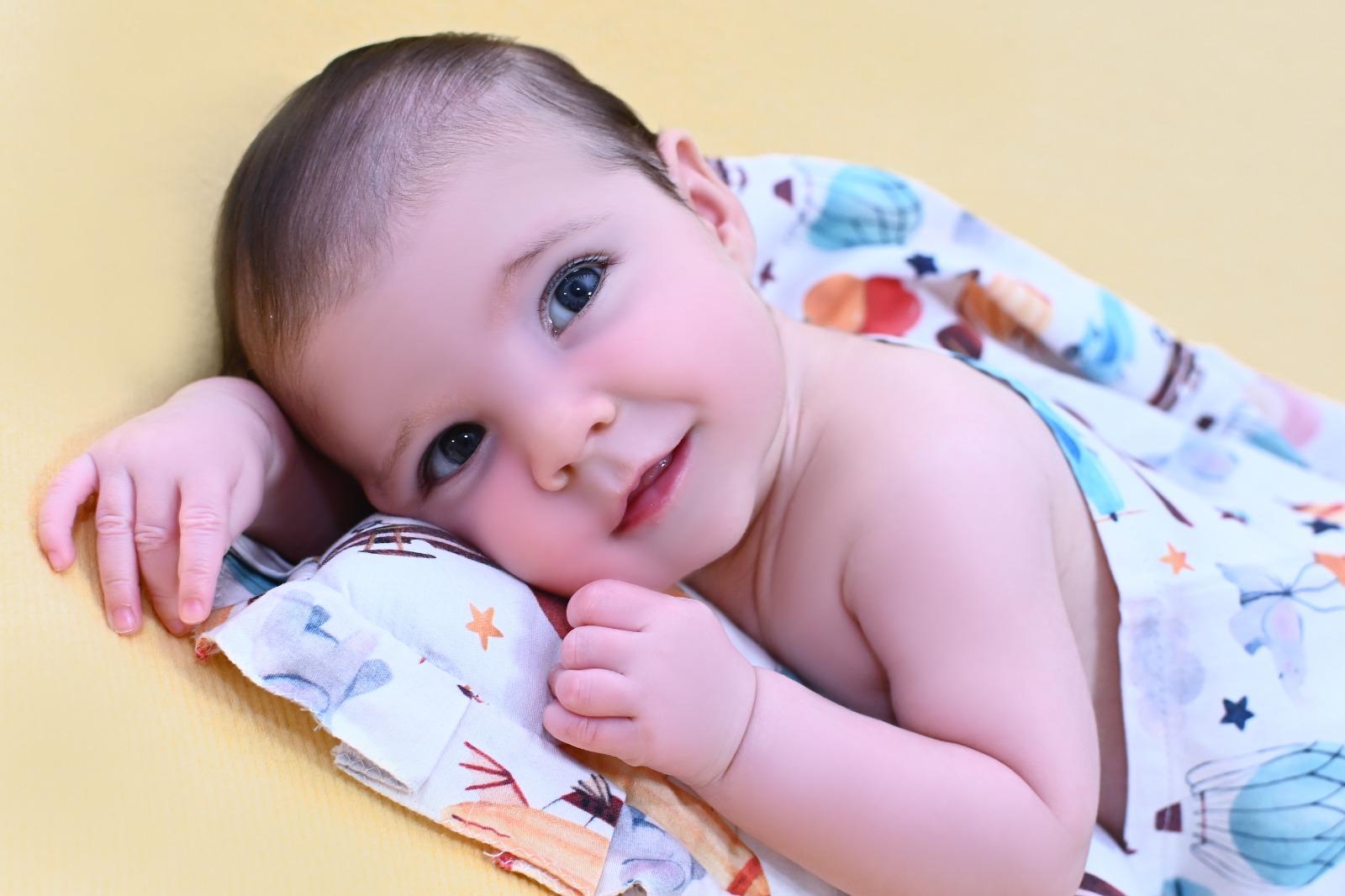 Bebé recién nacido despierto mirando a cámara durante su sesión newborn en Fuenlabrada