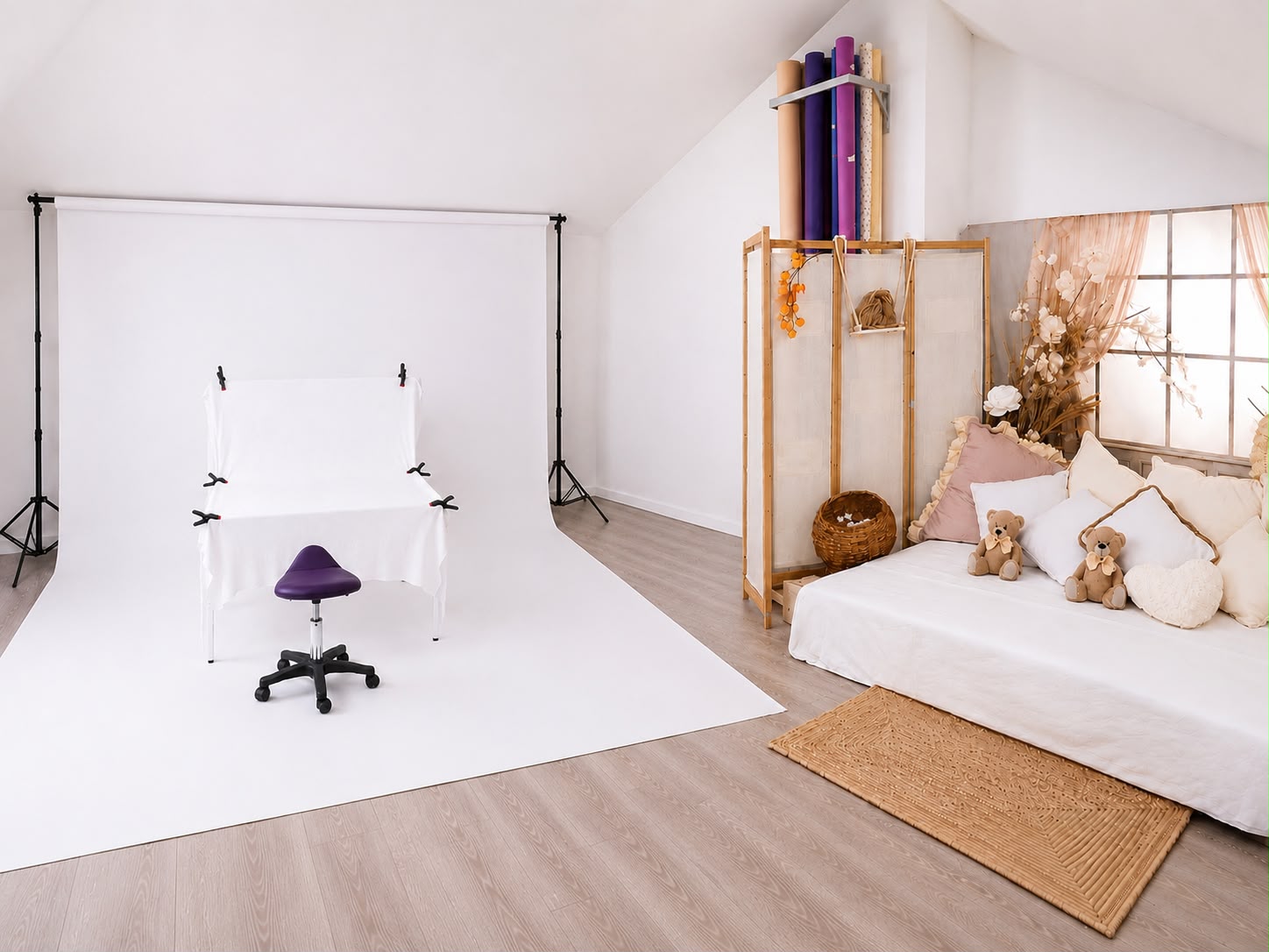 Buhardilla del home studio de Hellen Violet con ciclorama blanco, mesa posicionadora para recién nacidos y cama newborn